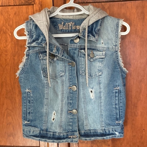 Wallflower Girls Hooded Sleeveless Distressed Denim Jacket M Preowned - Picture 1 of 10